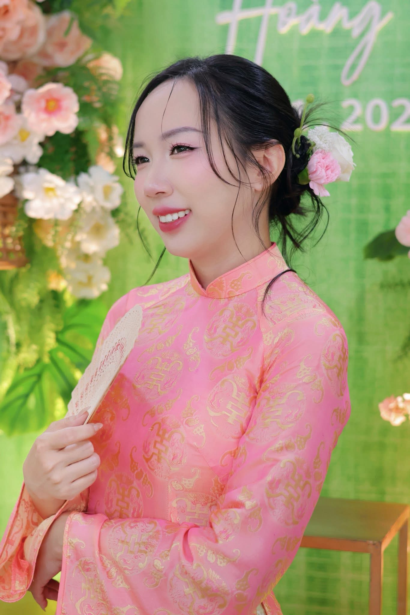 Cô dâu trong áo dài cưới đỏ, trang điểm sang trọng cổ điển